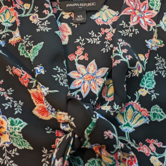 Banana Republic Sleeveless Bow tie Blouse - Picture 2 of 3